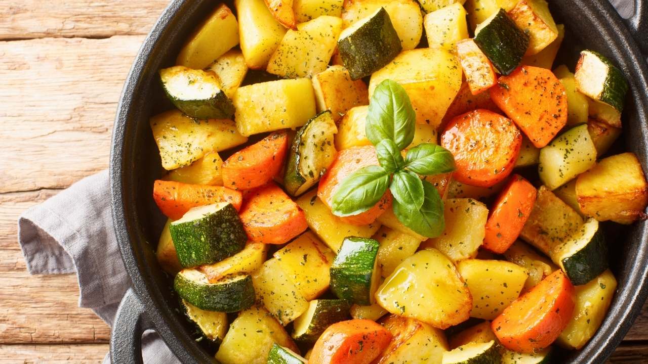 garlic herb roasted vegetables that arent a soggy burnt mess (finally) 3 garlic herb roasted vegetables that arent a soggy burnt mess (finally) - Garlic Herb Roasted Potatoes Carrots Zucchini s2480035863dnoh