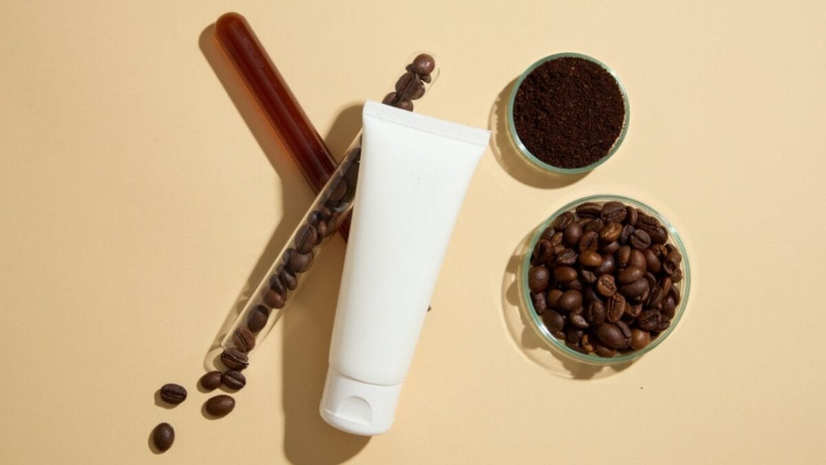 13 Creative & Practical Uses of Coffee Grounds That You Can Do at Home 13 13 Creative & Practical Uses of Coffee Grounds That You Can Do at Home - Hair Conditioner ss2410963647