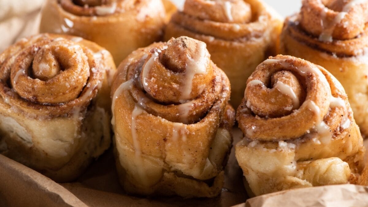 Where to Find the Best Cheap Breakfast in Every State 15 Where to Find the Best Cheap Breakfast in Every State - Illinois cinnamon rolls dp349504568