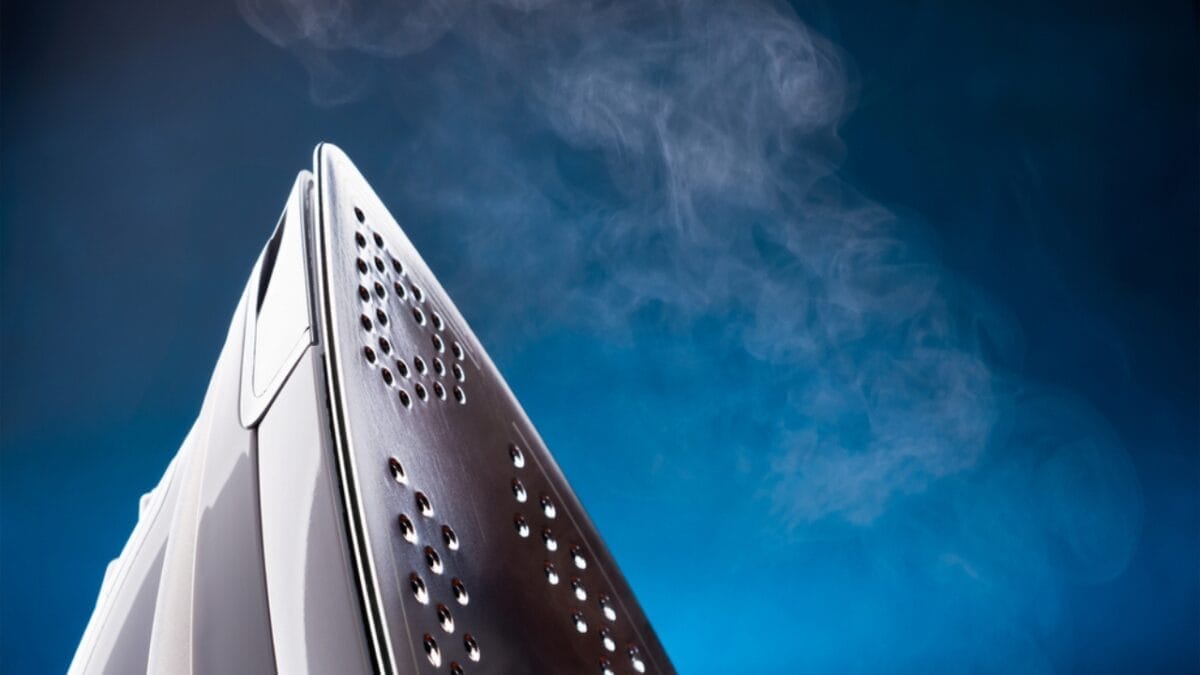 15 Household Items You Can Polish Up Using Toothpaste 7 15 Household Items You Can Polish Up Using Toothpaste - Iron Plates ss92708893