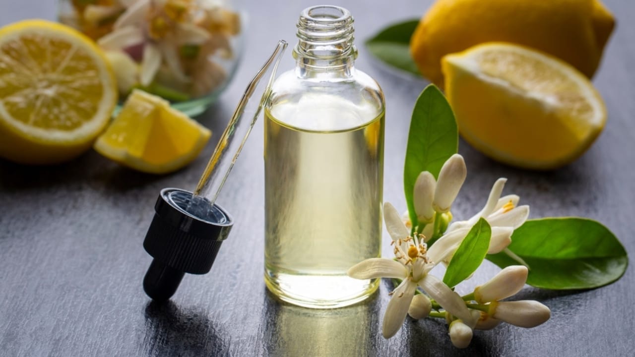 20 Brilliant Cleaning Tips You'll Wish You Knew Sooner 21 20 Brilliant Cleaning Tips You'll Wish You Knew Sooner - Lemon oil bottle ss2451609095