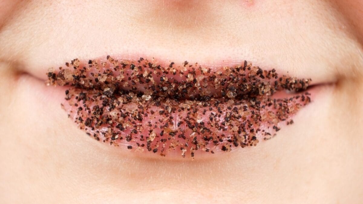 13 Creative & Practical Uses of Coffee Grounds That You Can Do at Home 9 13 Creative & Practical Uses of Coffee Grounds That You Can Do at Home - Lip Scrub ss2130478937