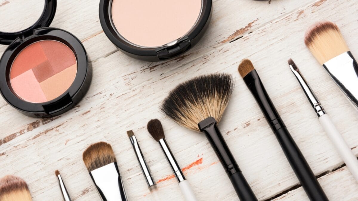 Selling These 12 Items in Your Garage Sale? Think Again - Make up dp144013763
