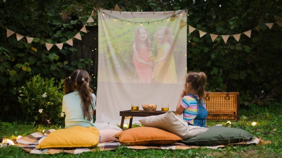 15 Budget-Friendly Ways to Makeover Your Backyard 13 15 Budget-Friendly Ways to Makeover Your Backyard - Movie Theater in Backyard ss2139342619