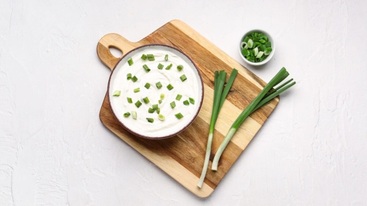 10 Old-School Appetizers That People Still Love Today 10 10 Old-School Appetizers That People Still Love Today - Onion Dip ss2297491519