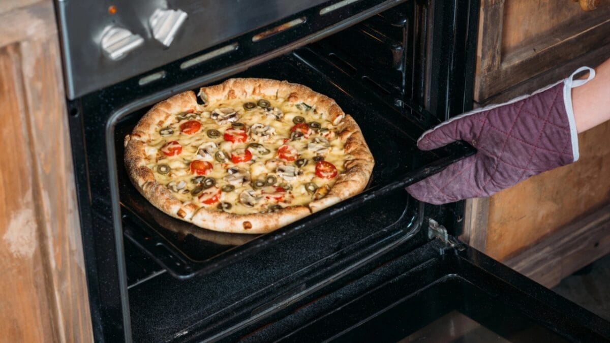 how to reheat pizza in air fryer (and 3 other ways that actually work) 3 how to reheat pizza in air fryer (and 3 other ways that actually work) - Oven Reheating dp159132598