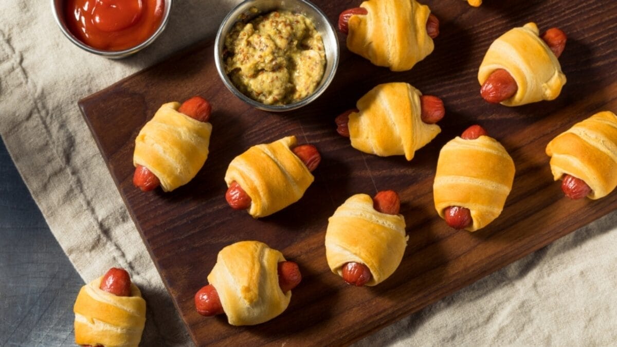 10 Old-School Appetizers That People Still Love Today 4 10 Old-School Appetizers That People Still Love Today - Pigs in a Blanket ss2098734463