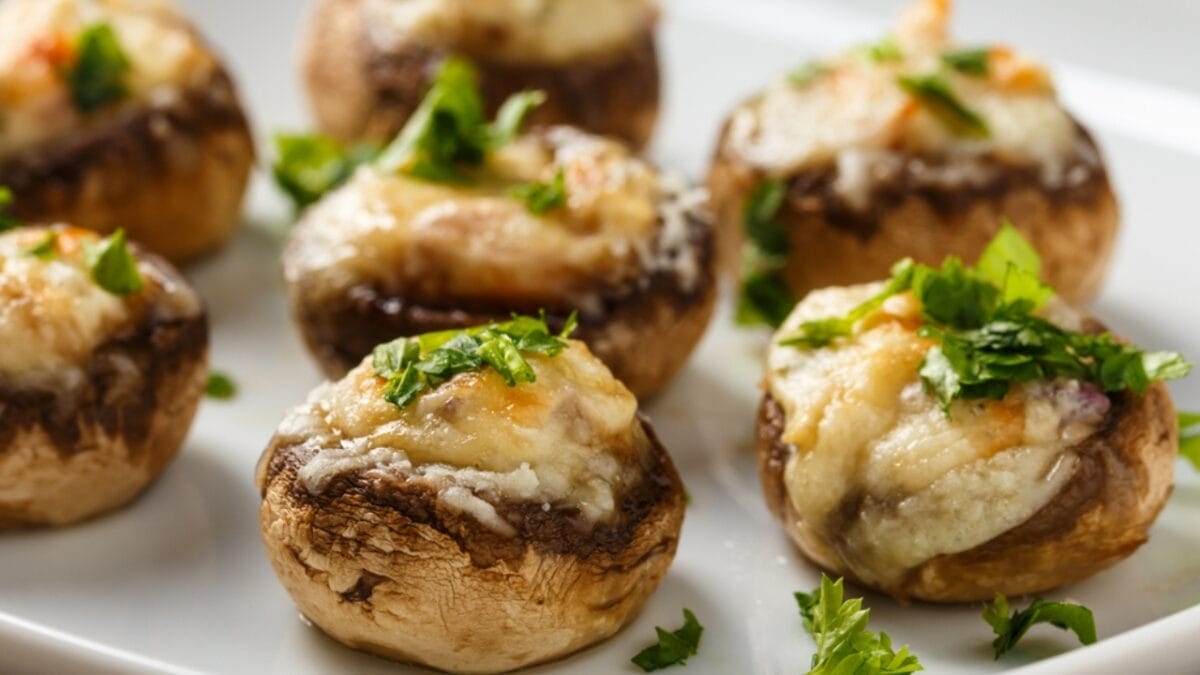 10 Old-School Appetizers That People Still Love Today 7 10 Old-School Appetizers That People Still Love Today - Stuffed Mushrooms ss1799554501