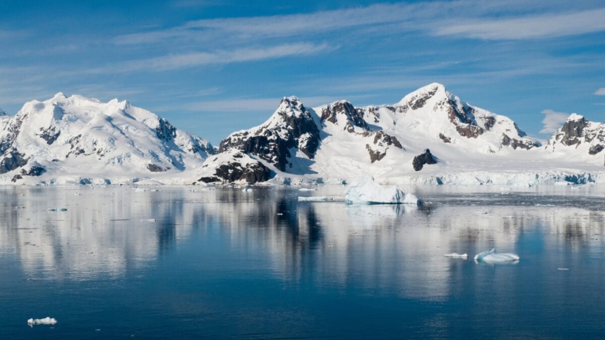 Antarctica Plummets Into Record Lows During Worldwide Heat Surge 2 Antarctica Plummets Into Record Lows During Worldwide Heat Surge - antartica ice dp7680687