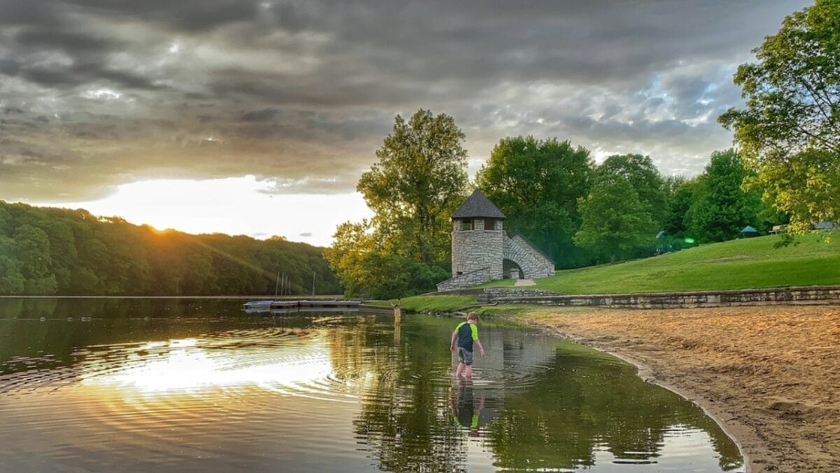 35 Dog Walking Trails That Prove USA Is a Dog's Paradise 35 35 Dog Walking Trails That Prove USA Is a Dog's Paradise - backbone state park iowa ss2309101449