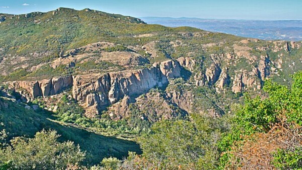 35 Dog Walking Trails That Prove USA Is a Dog's Paradise 6 35 Dog Walking Trails That Prove USA Is a Dog's Paradise - backbone trail wc