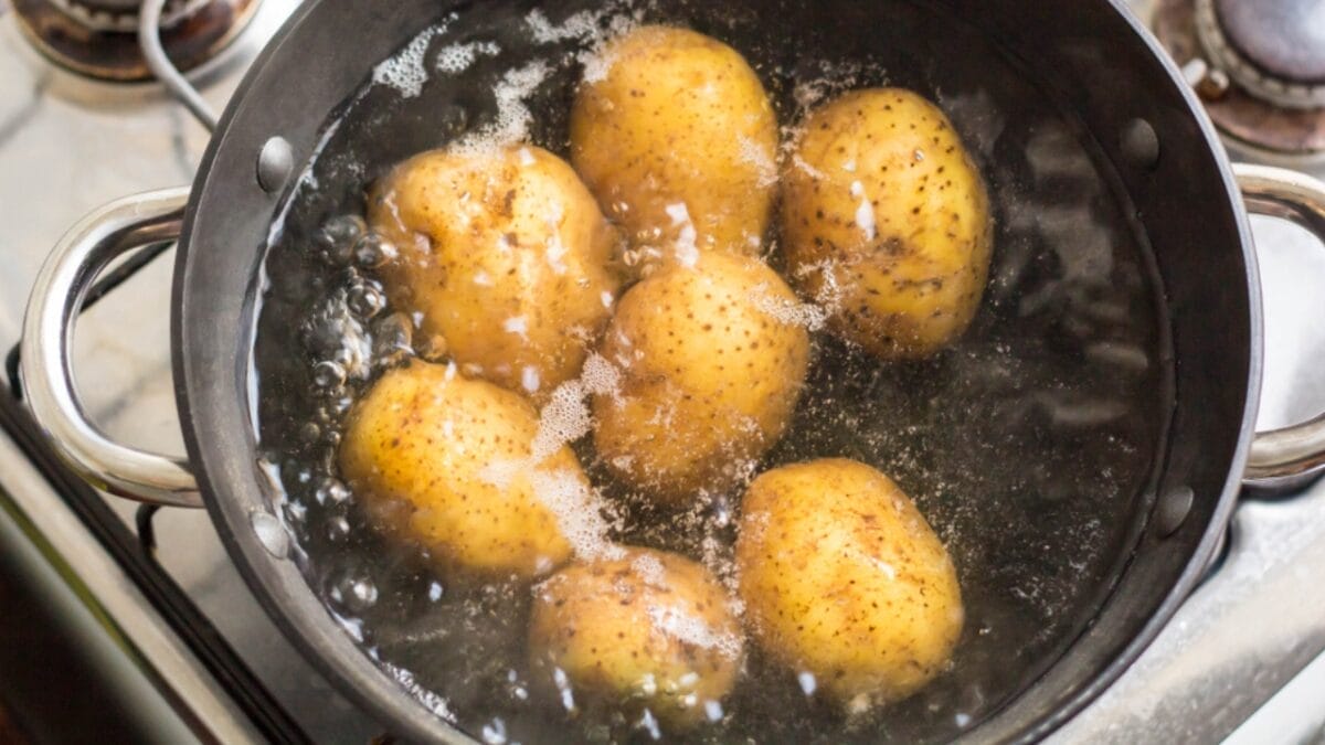 The Secret to Achieving Impossibly Crispy Potatoes 4 The Secret to Achieving Impossibly Crispy Potatoes - boiling potato ss1190815042