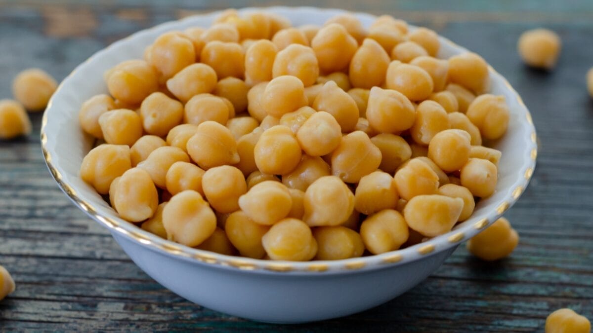 45% of Older Adults Have Age-Related Muscle Loss: 17 High-Protein Plants You Can Grow in Your Garden 11 45% of Older Adults Have Age-Related Muscle Loss: 17 High-Protein Plants You Can Grow in Your Garden - chickpeas dp338131030