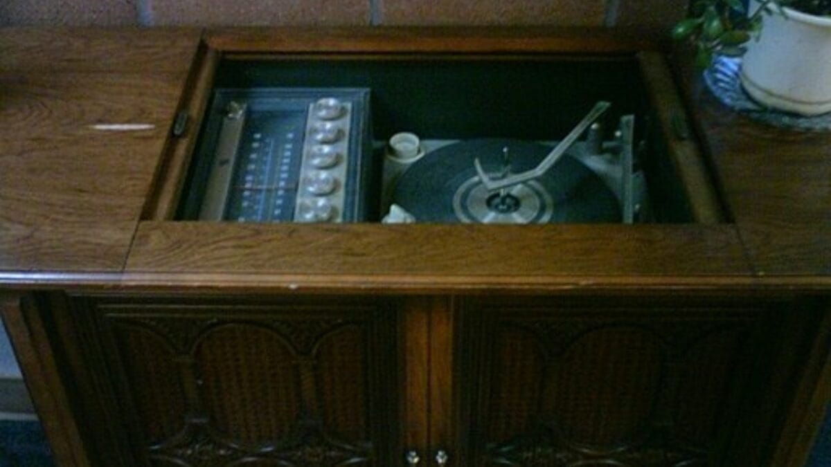 19 Things Every Household in the 70s Had That No One Has Today 8 19 Things Every Household in the 70s Had That No One Has Today - console stereo wc
