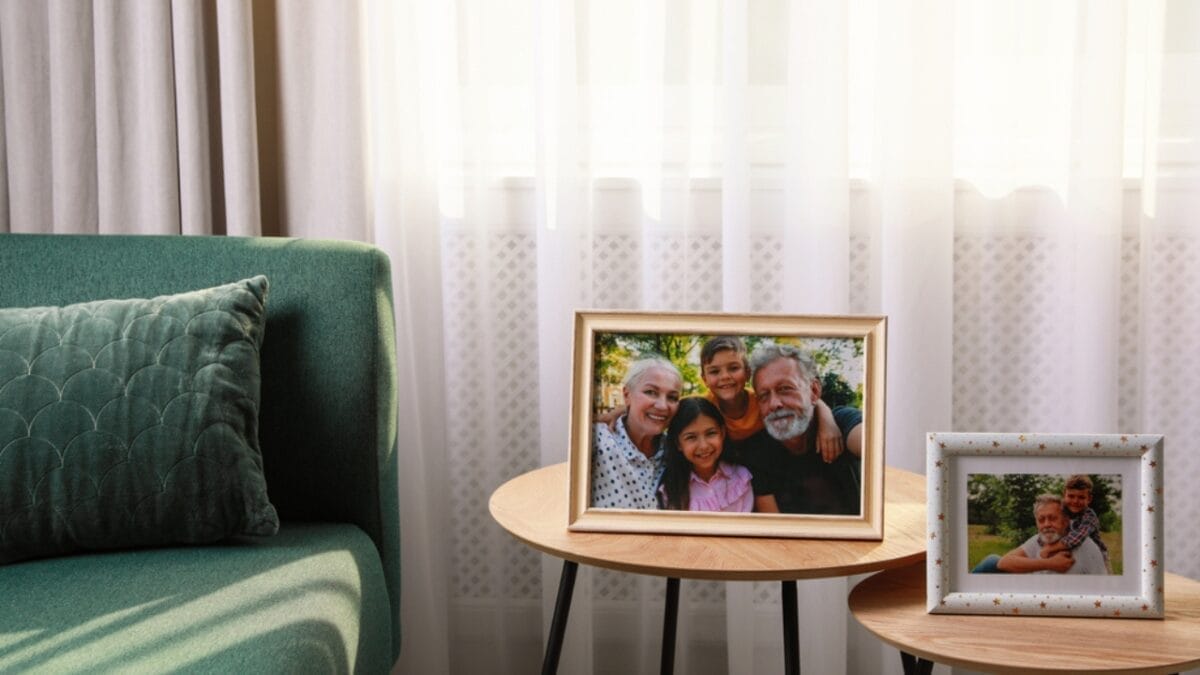 15 Home Decor Hacks to Boost Your Well-Being & Happiness 6 15 Home Decor Hacks to Boost Your Well-Being & Happiness - family photo in living room ss2018685065