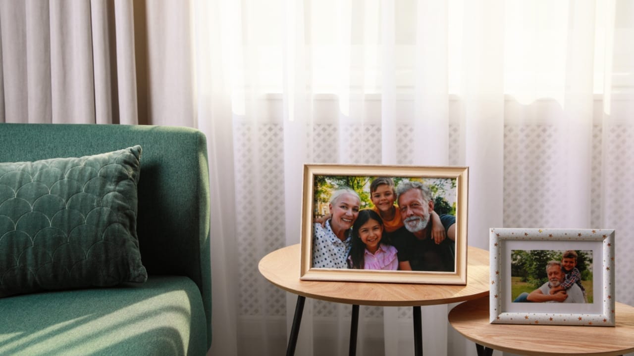 21 Ways to Optimize Small Spaces & Create a Roomier Feel 17 21 Ways to Optimize Small Spaces & Create a Roomier Feel - family photo in living room ss2018685065