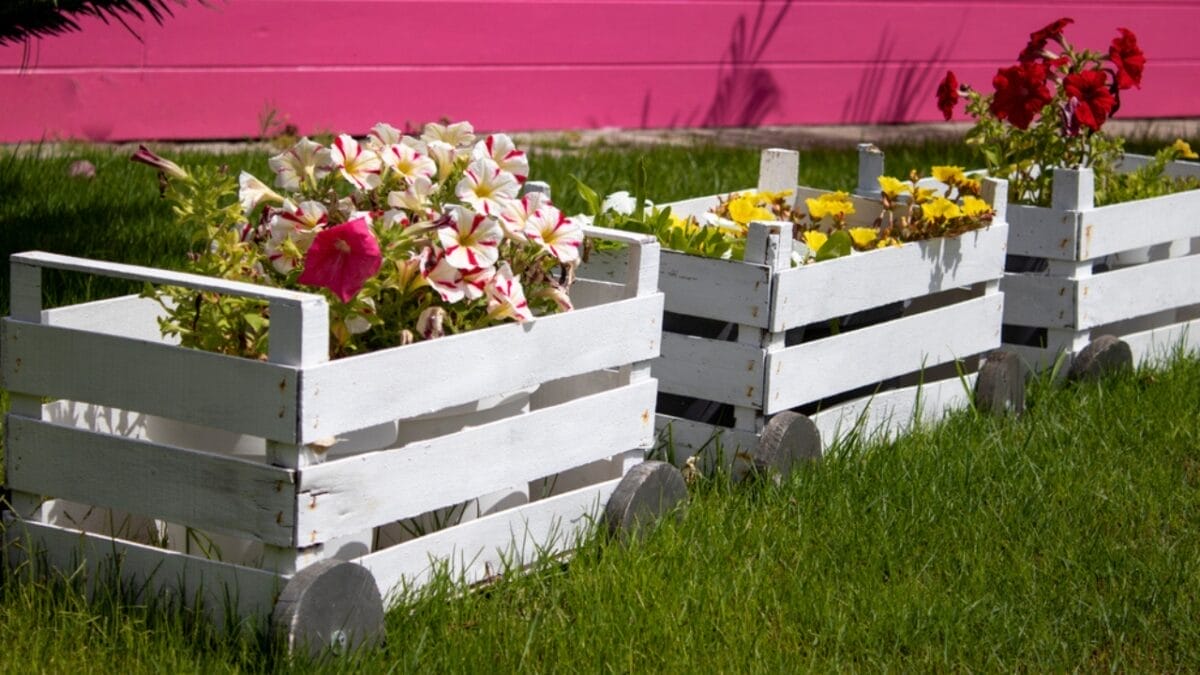 14 Easy & Creative DIY Ideas for a Beautiful Yard 13 14 Easy & Creative DIY Ideas for a Beautiful Yard - flower box in yard dp583707204