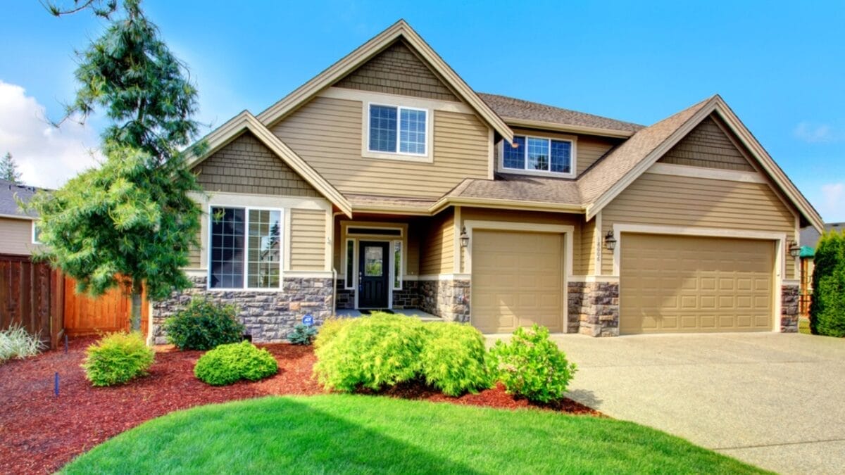 34 Mistakes to Avoid if You Want to Sell Your House 8 34 Mistakes to Avoid if You Want to Sell Your House - house with landscape dp43992215