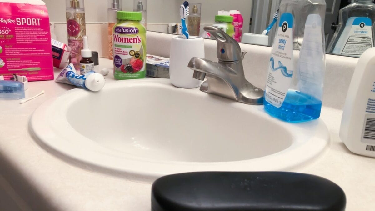 34 Mistakes to Avoid if You Want to Sell Your House 28 34 Mistakes to Avoid if You Want to Sell Your House - messy bathroom ss1790205902