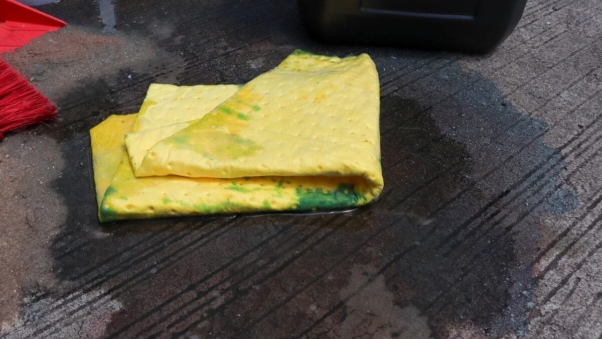 16 Foolproof Ways to Scrub Out Those Stains & Have Your Driveway Gleaming Like New 18 16 Foolproof Ways to Scrub Out Those Stains & Have Your Driveway Gleaming Like New - oil absorbent pads ss2192318673