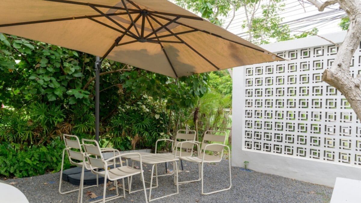 18 Fresh Patio Design Ideas to Elevate Your Outdoor Space in 2024 18 18 Fresh Patio Design Ideas to Elevate Your Outdoor Space in 2024 - patio dining area ss2477016181