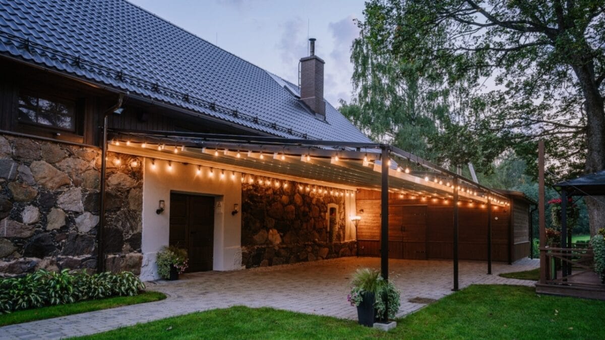 34 Mistakes to Avoid if You Want to Sell Your House 21 34 Mistakes to Avoid if You Want to Sell Your House - patio lights ss2479464165