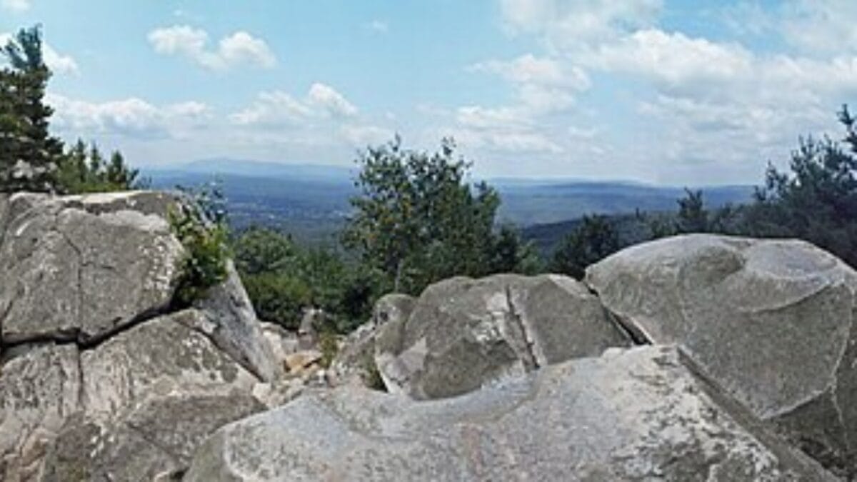 35 Dog Walking Trails That Prove USA Is a Dog's Paradise 24 35 Dog Walking Trails That Prove USA Is a Dog's Paradise - peeeskawso peak wc