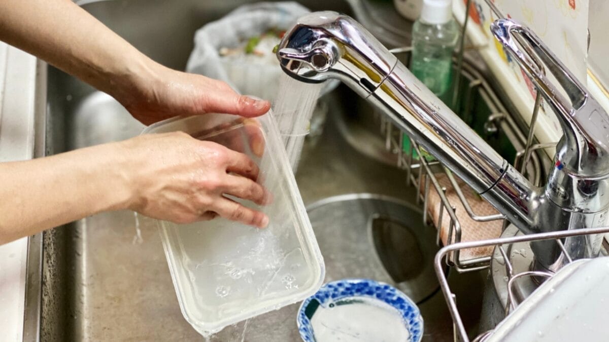 7 Household Items to Avoid Cleaning with Vinegar 7 7 Household Items to Avoid Cleaning with Vinegar - plastic container ss1972953935