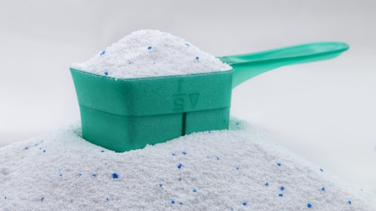 Avoid These 15 Smells if You Want to Keep Your Cat Happy 14 Avoid These 15 Smells if You Want to Keep Your Cat Happy - powedered laundry detergent ss476296048