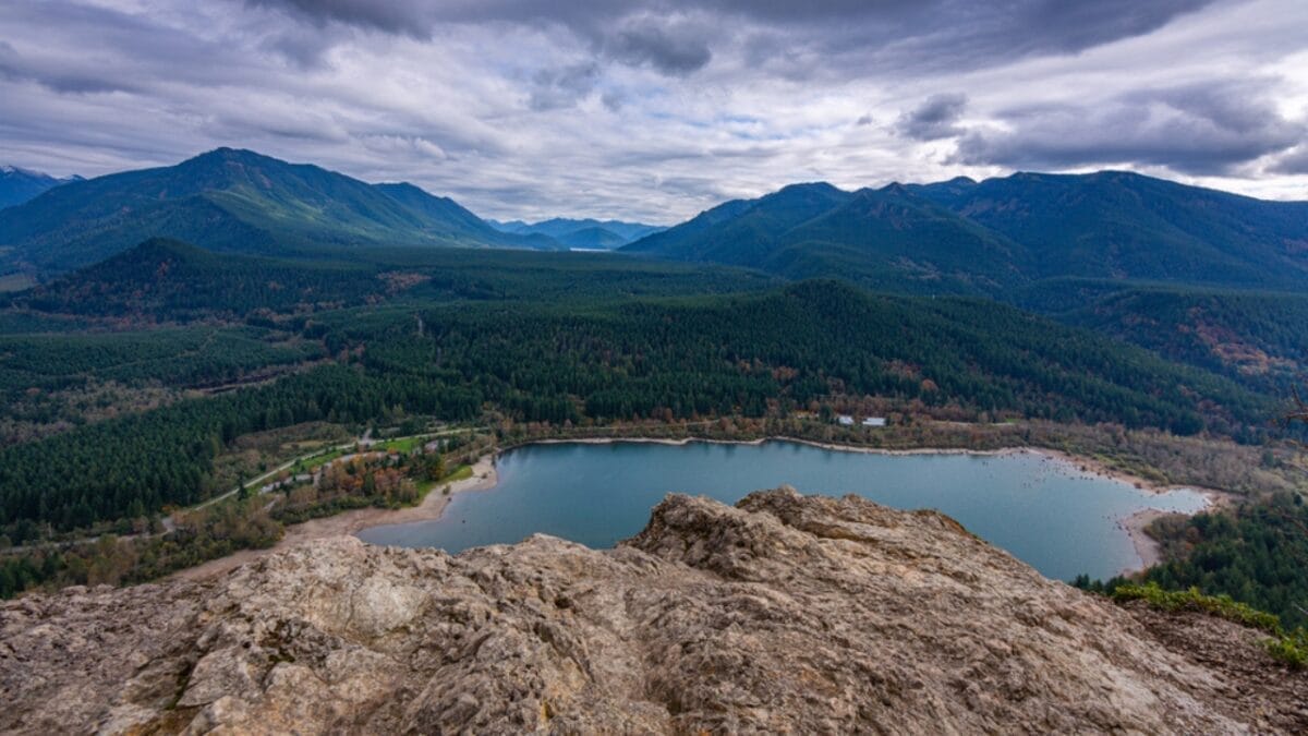 35 Dog Walking Trails That Prove USA Is a Dog's Paradise 22 35 Dog Walking Trails That Prove USA Is a Dog's Paradise - rattlesnake ledge trail washington ss1685704066