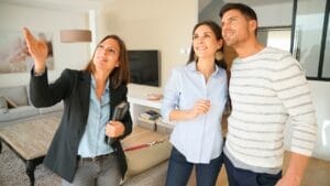 34 Mistakes to Avoid if You Want to Sell Your House 1 34 Mistakes to Avoid if You Want to Sell Your House - real estate agent house ss534365305