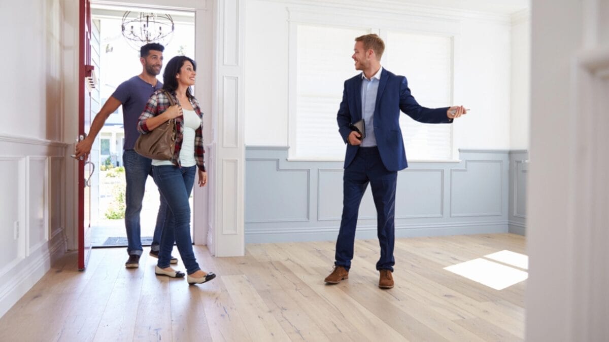 34 Mistakes to Avoid if You Want to Sell Your House 15 34 Mistakes to Avoid if You Want to Sell Your House - showing home dp109937584