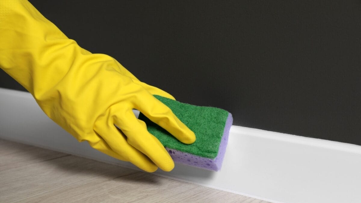 10 Weekly Cleaning Habits That Save Time & Keep Mess at Bay 8 10 Weekly Cleaning Habits That Save Time & Keep Mess at Bay - sponge in baseboard duster dp645730996