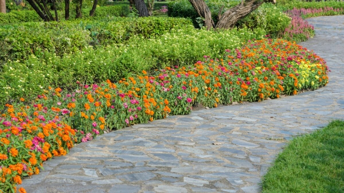 14 Easy & Creative DIY Ideas for a Beautiful Yard 9 14 Easy & Creative DIY Ideas for a Beautiful Yard - walkway edging garden dp154484678