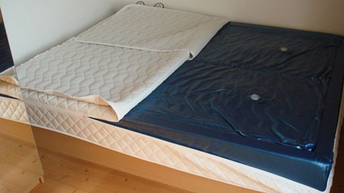 19 Things Every Household in the 70s Had That No One Has Today 9 19 Things Every Household in the 70s Had That No One Has Today - waterbed wc