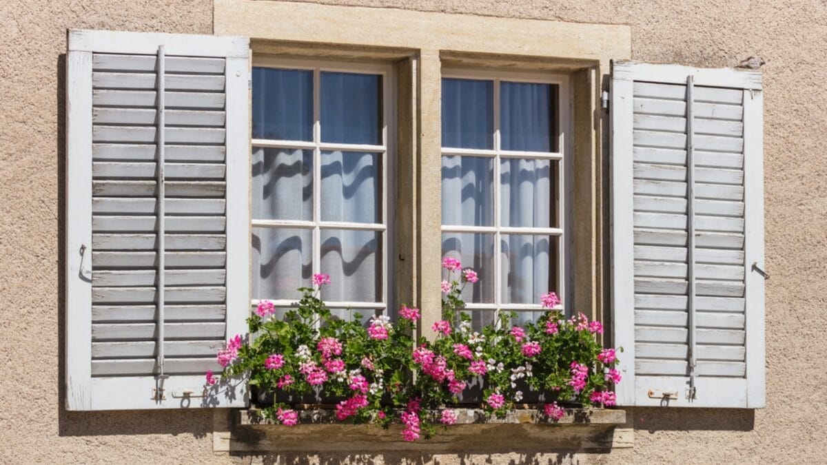 15 Clever Ways to Make Your Small House Look Expensive 7 15 Clever Ways to Make Your Small House Look Expensive - window boxes dp203683434