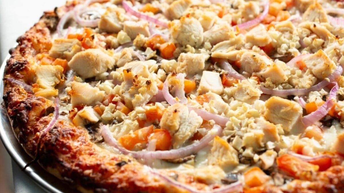 10 Frozen Pizza Brands That are So Good, They Rise Above the Rest 5 10 Frozen Pizza Brands That are So Good, They Rise Above the Rest - BBQ chicken pizza ss2477480127