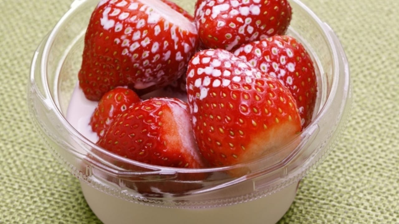 15 Irresistible Mexican Desserts & Treats You Should Try 3 15 Irresistible Mexican Desserts & Treats You Should Try - Fresas con Crema ss2305448833