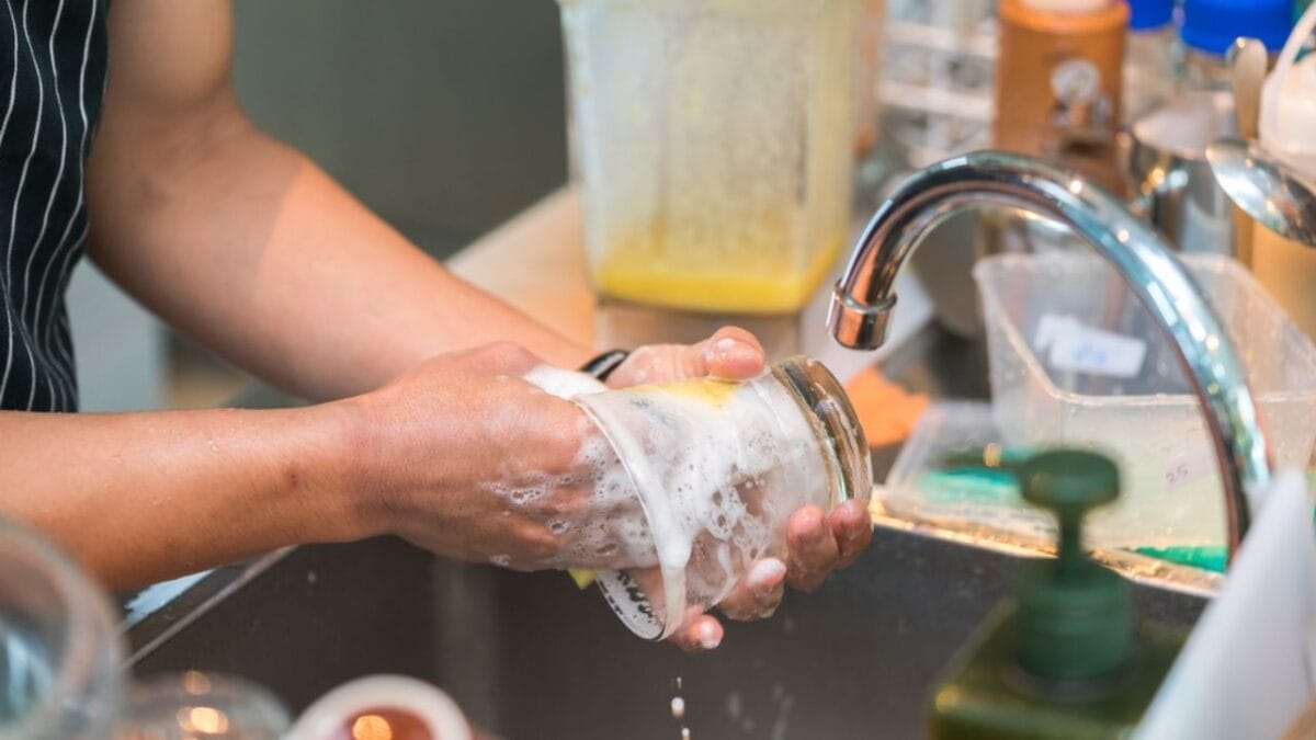 Cloudy Glassware: Why It Happens & How To Fix It 3 Cloudy Glassware: Why It Happens & How To Fix It - How to Fix Cloudy Glassware ss542097748