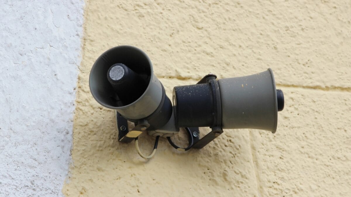 15 Simple Ways to Prevent Birds from Nesting Around Your House 6 15 Simple Ways to Prevent Birds from Nesting Around Your House - Use Ultrasonic Devices dp122824342