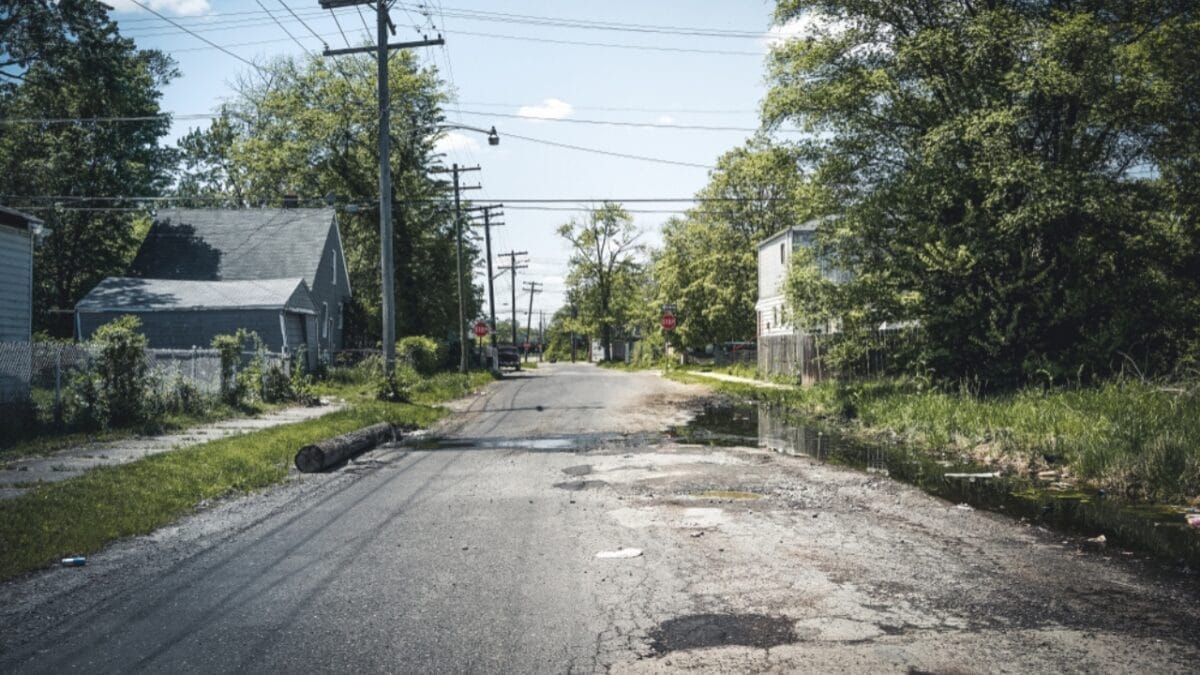 10 Types of Homes Expected to Lose Value in 2024 6 10 Types of Homes Expected to Lose Value in 2024 - aging single family homes ss1282540234