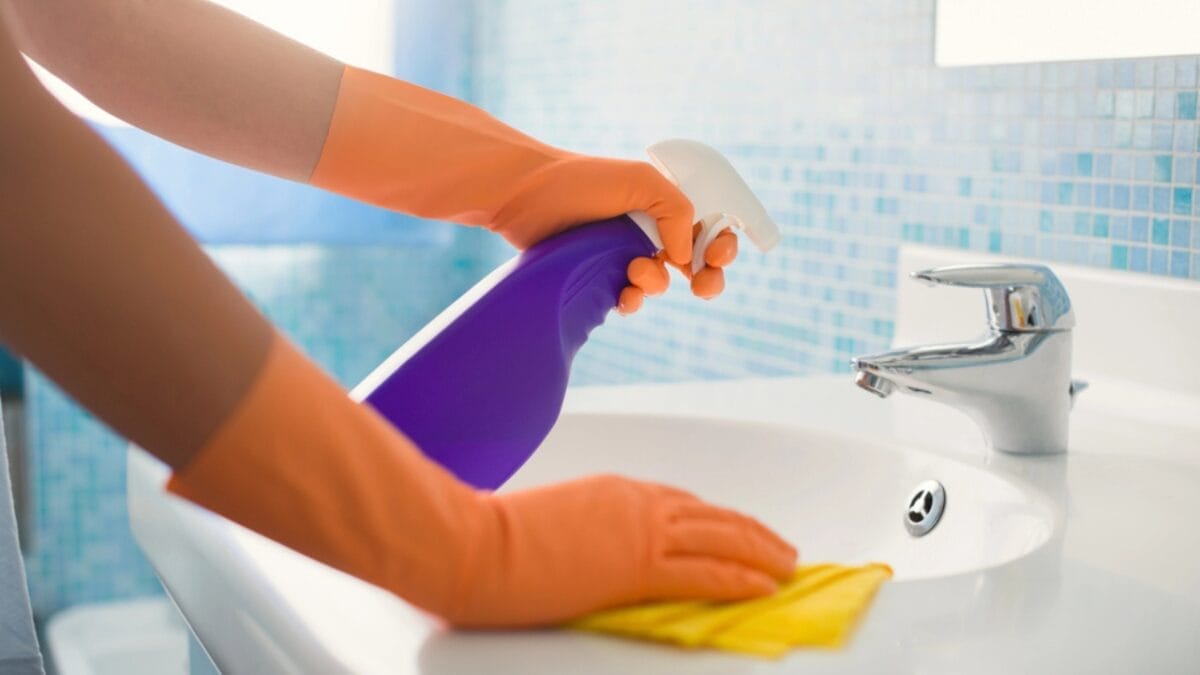 15 Murphy’s Oil Soap Hacks That Will Make Your Life Easier - bathroom cleaner dp13886387