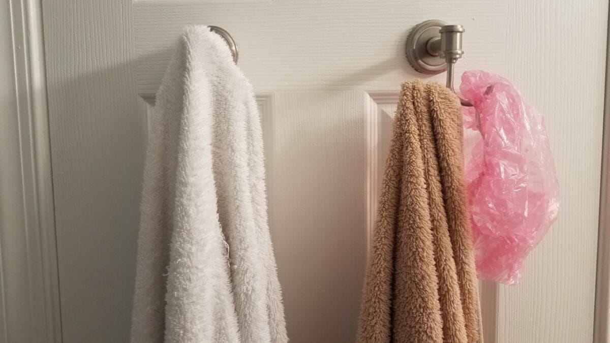 10 Towel Storage Hacks That Will Make You Feel Like a 5-Star Hotel Guest 5 10 Towel Storage Hacks That Will Make You Feel Like a 5-Star Hotel Guest - bathroom door hook dp382753946
