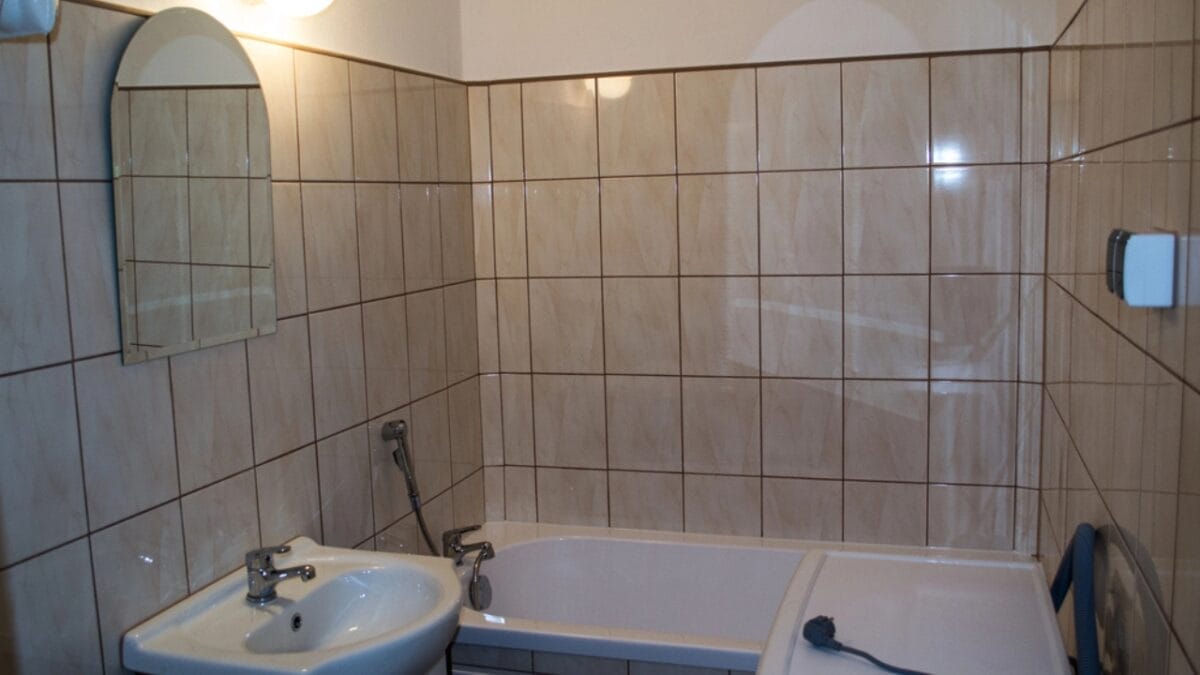 17 Bathroom Features to Avoid if You Want to Protect Your Home's Value 12 17 Bathroom Features to Avoid if You Want to Protect Your Home's Value - bathroom without window dp100115550