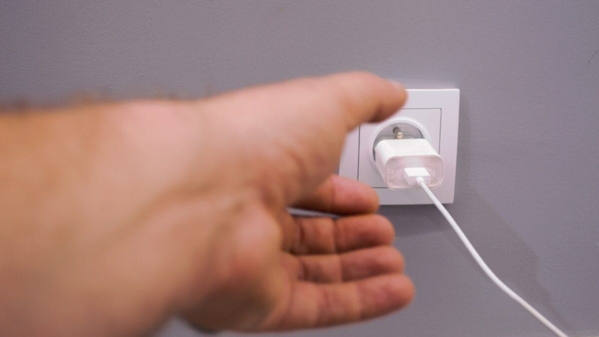 Declutter These 12 Overlooked Items to Instantly Maximize Your Home's Space 4 Declutter These 12 Overlooked Items to Instantly Maximize Your Home's Space - charger ss1513337462