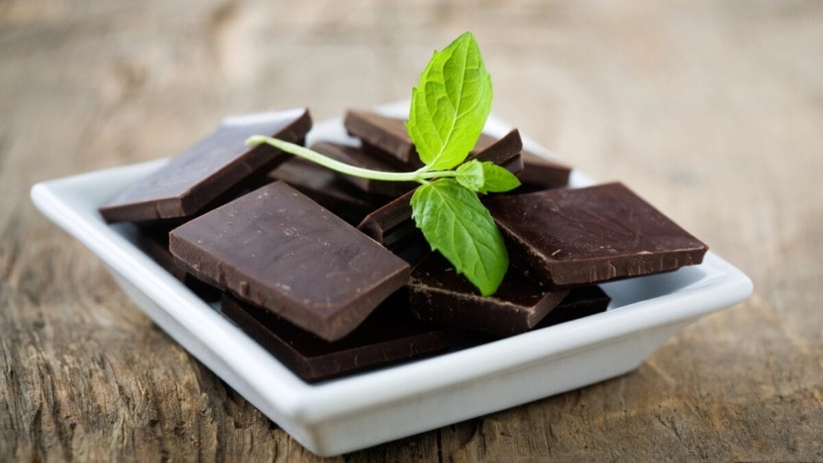 15 Ways to Use the Chocolate Mint Plant 17 15 Ways to Use the Chocolate Mint Plant - chocolate mint dp6109970