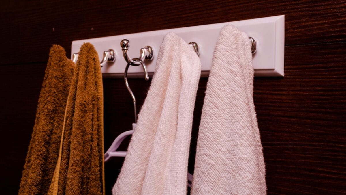 10 Towel Storage Hacks That Will Make You Feel Like a 5-Star Hotel Guest 11 10 Towel Storage Hacks That Will Make You Feel Like a 5-Star Hotel Guest - coat rack towel ss1464301976
