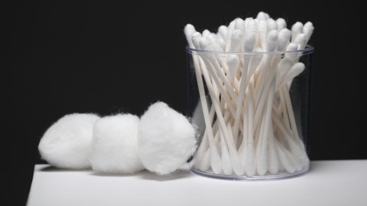 15 Things You Should Never Put Down Your Kitchen Drain 14 15 Things You Should Never Put Down Your Kitchen Drain - cotton ball ss1416058994