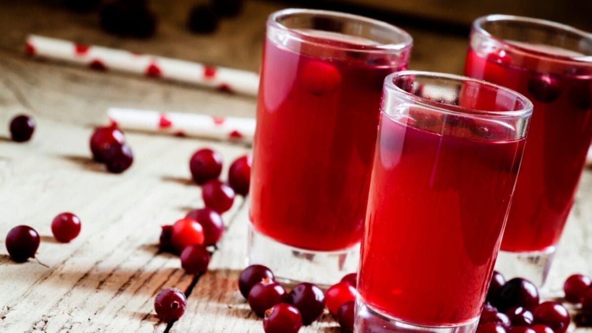 12 Things You Should Never Feed Hummingbirds 9 12 Things You Should Never Feed Hummingbirds - cranberry juice dp107441740