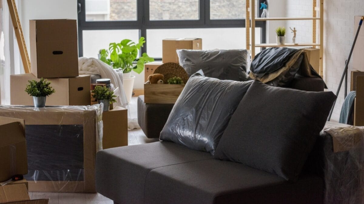 Is Your Home Feeling Cramped? 12 Design Blunders That are to Blame 4 Is Your Home Feeling Cramped? 12 Design Blunders That are to Blame - crowded room dp653470058